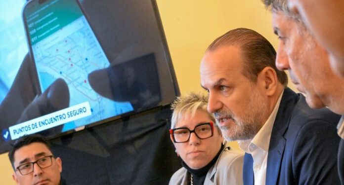 BAHIA BLANCA: El municipio presentó Alerta Bahía «Más información oficial y un plan integral para cuidar a la comunidad»  Con el objetivo de seguir construyendo una ciudad más preparada para cuidar a sus vecinos y responder eficientemente ante cualquier contingencia, el Municipio de Bahía Blanca presentó “Alerta Bahía”, una nueva herramienta digital de información oficial, clara y actualizada en tiempo real ante situaciones de emergencia y eventos meteorológicos.