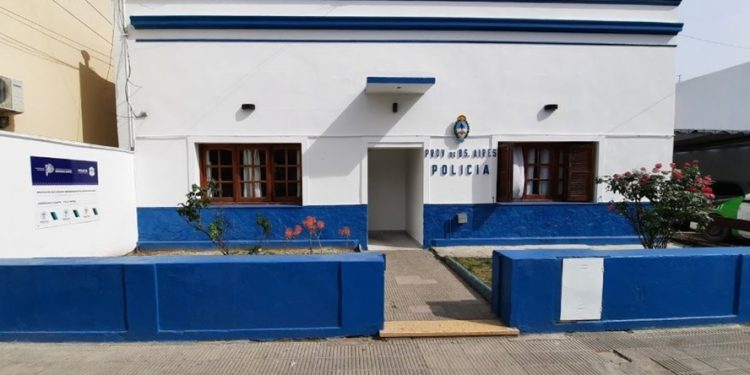 BAHIA BLANCA: Agredió a su pareja y terminó detenido tras atacar a un policía El hecho ocurrió durante la madrugada en una vivienda ubicada en Guardia Vieja al 700. La mujer, de 27 años, presentaba lesiones en el rostro. Al intentar detenerlo, el acusado también habría agredido a uno de los efectivos.