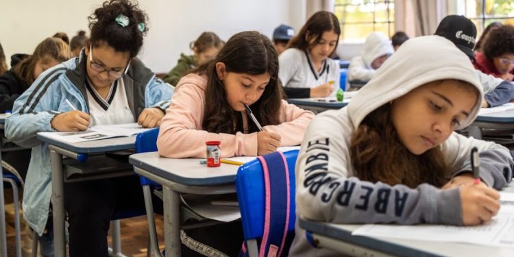Frente a la morosidad, Diputados piden incorporar educación financiera en las escuelas  El diputado de Unión y Libertad, Martín Rozas, presentó un proyecto para implementar la educación financiera en las escuelas bonaerenses.