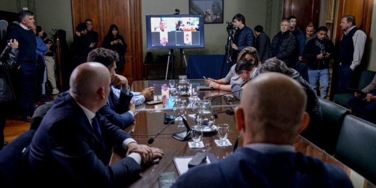 Senadores activa una comisión clave para atender a las familias sobreendeudadas  El Senado bonaerense activará este martes la comisión de Defensa de las Personas Usuarias y Consumidores, por la que deberán pasar los proyectos de sobreendeudamiento.