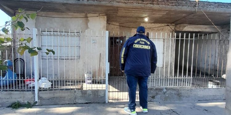 Allanamientos en el Gran Buenos Aires por una extorsión que sufrió un bahiense  En el marco de una investigación realizada por la UFIJ N°20, a cargo del fiscal Rodolfo De Lucia, el Juzgado de Garantías N° 2 ordenó el allanamiento de dos viviendas. Una, ubicada en Merlo y otra, en González Catán, ambas en el Gran Buenos Aires, por una estafa de la que resultó víctima un hombre de Bahía Blanca.