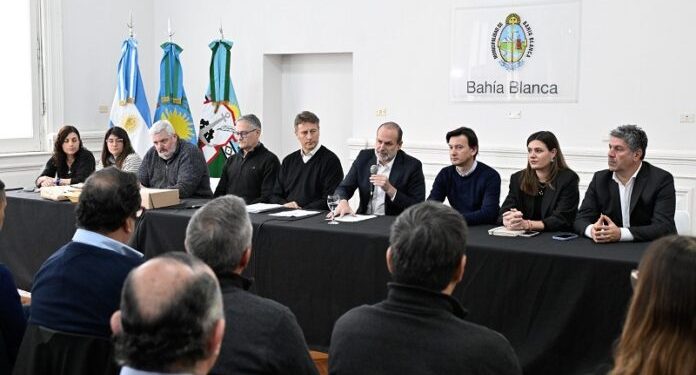 BAHIA BLANCA: Con financiamiento del Puerto y el Municipio, avanza la licitación para reparar el Paso Urbano  Con la presencia del intendente municipal Federico Susbielles, el secretario de Obras Públicas, Gustavo Trankels y el presidente del Consorcio de Gestión del Puerto, Santiago Mandolesi Burgos, se realizó esta mañana la apertura de sobres con las propuestas técnicas y económicas de las empresas interesadas en concretar la obra de reparación y mantenimiento del Paso Urbano de la Ruta Nacional N° 33, entre el cruce de El Cholo y Bosque Alto.