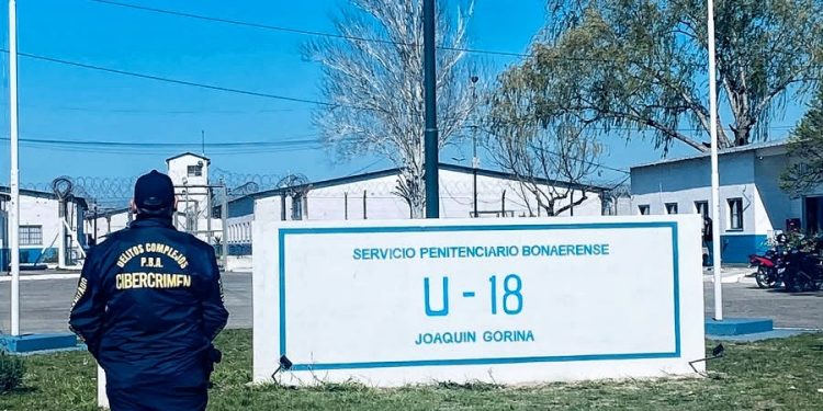 Allanamientos en González Catán y en el penal de Gorina por una estafa  En el marco de una investigación realizada por la UFIJ N.º 20, a cargo del fiscal Rodolfo De Lucia, el Juzgado de Garantías N.º 1 ordenó la concreción de dos allanamientos que se llevaron a cabo en la localidad de González Catán y en la Unidad Penal N.º 18 de Gorina, ubicada en Gonnet; por una estafa ocurrida en Bahía Blanca.