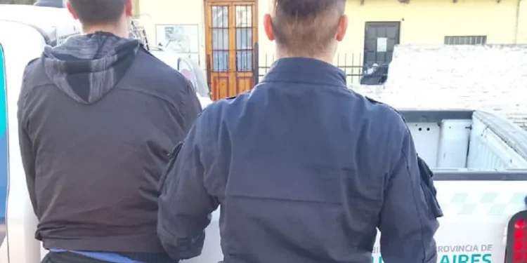 BAHIA BLANCA: Disparó contra un auto en plena vía pública y fue detenido con una escopeta calibre 12/70  Un hombre de 30 años fue aprehendido luego de ser señalado como el presunto autor de varios disparos efectuados en la vía pública, en un hecho ocurrido durante la tarde de ayer en la zona de Pasaje Los Andes al 3300.