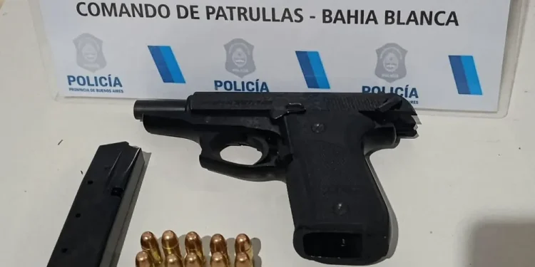 BAHIA BLANCA: Aprehendieron a un joven que llevaba una pistola y diez municiones  Un joven de 28 años fue aprehendido durante la madrugada en Bahía Blanca luego de que efectivos policiales detectaran que llevaba un arma de fuego entre sus pertenencias.