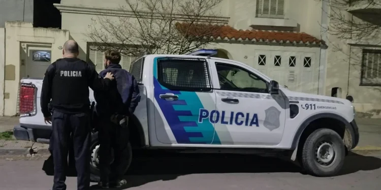BAHIA BLANCA: Detuvieron a un hombre acusado de intentar robar combustible de dos colectivos  El hecho ocurrió anoche en Thompson y Coronel Morel. El sospechoso fue detenido por efectivos del Comando de Patrullas y trasladado a la comisaría Primera.