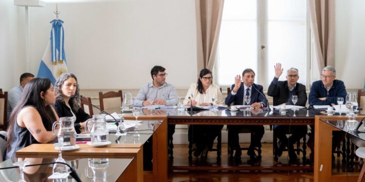 Diputados aprobó una batería de leyes contra el endeudamiento familiar para la sesión del martes Con un plenario de comisiones, Diputados despachó cuatro leyes para hacerle frente al endeudamiento familiar, que se aproximan a la sesión del martes.