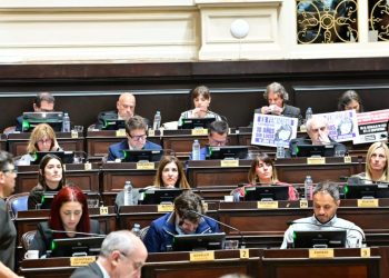 La oposición rechazó las leyes de endeudamiento y advirtió que podrían caerse en la Justicia