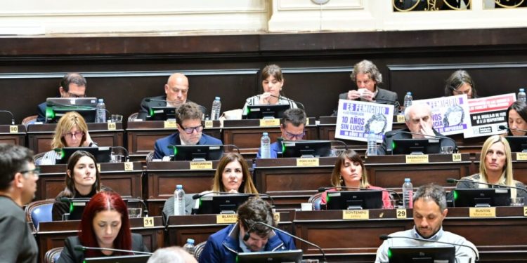 La oposición rechazó las leyes de endeudamiento y advirtió que podrían caerse en la Justicia  El PRO, la Coalición Cívica y la UCR no acompañaron el paquete de leyes de endeudamiento familiar y advirtieron que las normativas podrían ser suspendidas por la Justicia.
