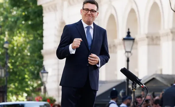 Malvinas: la fuerte advertencia del Reino Unido a Javier Milei tras el reclamo argentino  El primer ministro británico Andy Burnham ratificó la postura de Londres sobre el archipiélago y aseguró que su gobierno defenderá la posición del Reino Unido y los derechos de los habitantes de las islas.