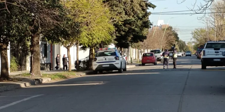 BAHIA BLANCA: Trágico accidente en La Falda murió una motociclista de 33 años tras chocar con una camioneta  Un trágico siniestro vial se registró esta mañana en el barrio La Falda, donde una motocicleta y una camioneta protagonizaron un violento choque que terminó con la muerte de una mujer de 33 años.