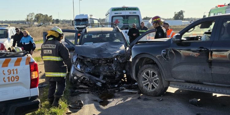 BAHIA BLANCA: Fuerte choque frontal en Sesquicentenario y Zelarrayán «una mujer fue hospitalizada y un conductor dio positivo en alcoholemia»  Un grave siniestro vial ocurrió durante la mañana de este viernes en la intersección de las calles Sesquicentenario y Zelarrayán, donde colisionaron una camioneta Ford Ranger y una Renault Oroch. Como consecuencia del impacto, una mujer de 62 años debió ser trasladada a un centro asistencial, aunque se informó que se encontraba fuera de peligro.