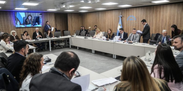 Diputados vuelve a debatir el endeudamiento familiar y la emergencia en discapacidad  Diputados de la oposición avanzarán este martes y miércoles en comisiones con proyectos sobre endeudamiento familiar y discapacidad. La agenda completa.