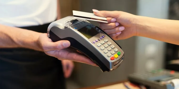Tarjetas de crédito: solo un tercio pagó el total de su último resumen  Casi la mitad de los endeudados en el país tiene a las tarjetas de crédito como principal mora, de acuerdo a un estudio privado. El riesgo del pago mínimo.