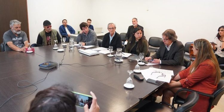 Diputados dejó lista una ley para limitar la venta de tierras bonaerenses al extranjero La comisión de Tierras de Diputados unificó dos proyectos de ley para limitar al 15% “toda titularidad de dominio o posesión" de tierras rurales a personas extranjeras.