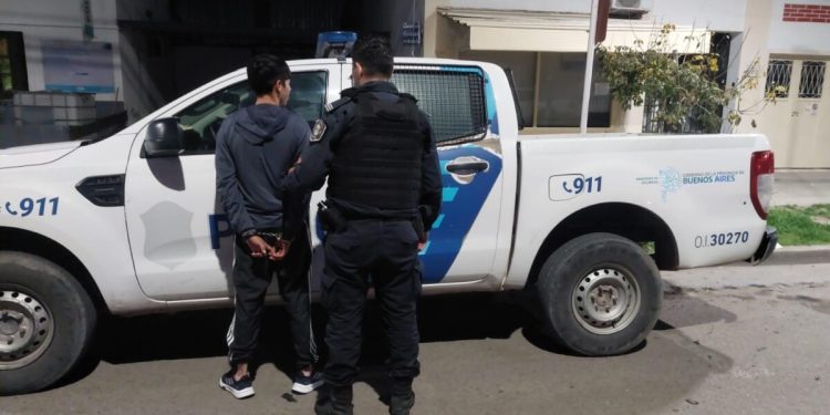 BAHIA BLANCA: Lo encontraron dentro de la casa de su ex y terminó detenido  Un joven de 18 años fue detenido durante la madrugada de este viernes luego de ser encontrado dentro de una vivienda ubicada en Cramer al 200, a la que habría ingresado sin autorización de su propietaria.
