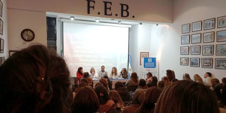 Docentes bonaerenses también reclaman la convocatoria “urgente” a paritarias  Los gremios de docentes bonaerenses nucleados en FUDB elevaron al Ministerio de Trabajo el reclamo para retomar este mes las negociaciones paritarias.