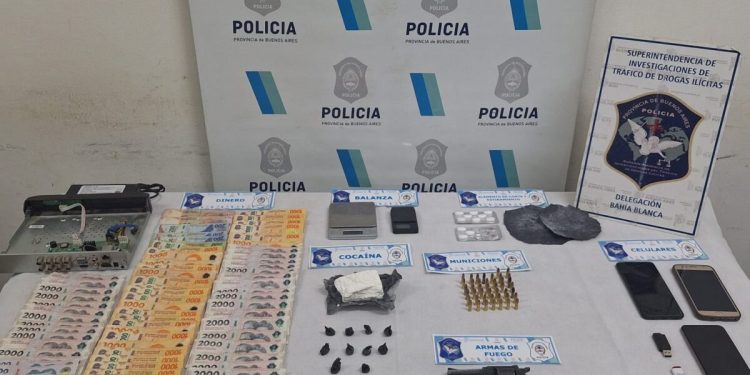 BAHIA BLANCA: Desarticulan un punto de venta de drogas y aprehenden a un hombre  En el marco de una investigación por comercialización de estupefacientes instruida por la UFIJ N° 19, a cargo del fiscal Mauricio Del Cero, y por orden del Juzgado de Garantías N.º 3, la Policía de la Provincia de Buenos Aires allanó una vivienda ubicada en calle Cramer al 2200 de Bahía Blanca y aprehendió a un hombre, identificado como Mariano Díaz.