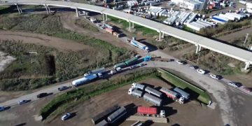 BAHIA BLANCA: El intendente Susbielles firmó la licitación para reparar el Paso Urbano