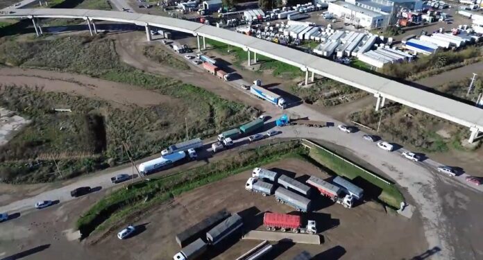 BAHIA BLANCA: El intendente Susbielles firmó la licitación para reparar el Paso Urbano  El intendente municipal Federico Susbielles firmó el llamado a licitación para la concreción de la obra de reparación y reencarpetado del Paso Urbano de la Ruta Nacional N° 33, en el tramo comprendido entre el cruce de El Cholo y el sector de Bosque Alto.