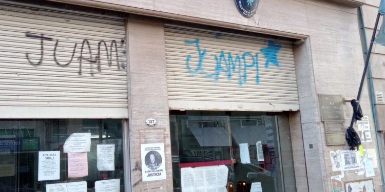 BAHIA BLANCA: Investigación en torno a una mujer que se hacía pasar por médica En el marco de una investigación realizada por la UFIJ N° 7, a cargo de la fiscal Marina Lara, se ordenaron una serie de medidas de prueba tendientes a determinar si una mujer radicada en Bahía Blanca se encontraba ejerciendo la medicina sin tener título habilitante.