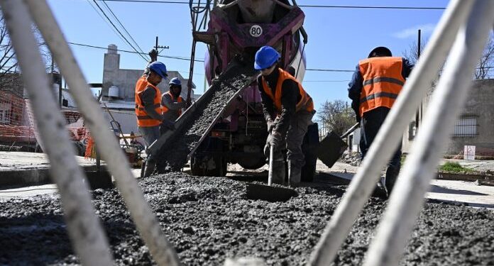 BAHIA BLANCA: El Municipio avanza en la reparación de más de 90 intersecciones  En el marco del plan integral de reconstrucción vial, el Municipio de Bahía Blanca continúa ejecutando trabajos de reparación de esquinas críticas en diversos puntos de la ciudad mediante la colocación de nuevas losas de hormigón.