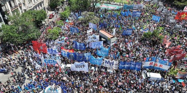 La CGT no descarta un paro general antes de fin de año  La advertencia partió del secretario gremial de la central obrera, Pablo Moyano. El gobierno dijo que sería algo "ridículo" e inoportuno".