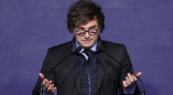 Elbrote de Javier Milei contra el periodismo: «Mierdas humanas que se la pasan mintiendo»  En un mal día tras el cruce con Patricia Bullrich, el presidente Milei volvió a cargar contras los periodistas, a los cuales calificó de "basuras repugnantes".