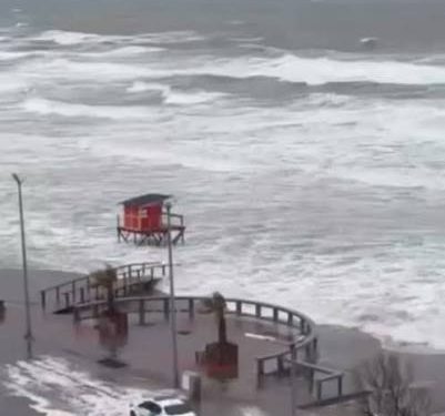 La sudestada golpeó con fuerza a Monte Hermoso y Pehuen Co El temporal de viento y la crecida de la marea provocaron anegamientos y daños en construcciones ubicadas sobre la costa. En Monte Hermoso se suspendieron las actividades educativas, deportivas y culturales y las autoridades siguen de cerca la evolución del fenómeno.
