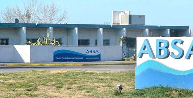 BAHIA BLANCA: ABSA conectará una nueva cisterna de 30 millones de litros y habrá cortes de agua durante 36 horas  La intervención comenzará el viernes 2 de octubre por la noche y se extenderá hasta el sábado 3. El operativo afectará a distintos sectores de Bahía Blanca, General Daniel Cerri e Ingeniero White. Recomiendan reservar agua y hacer un uso responsable durante el período de trabajos.