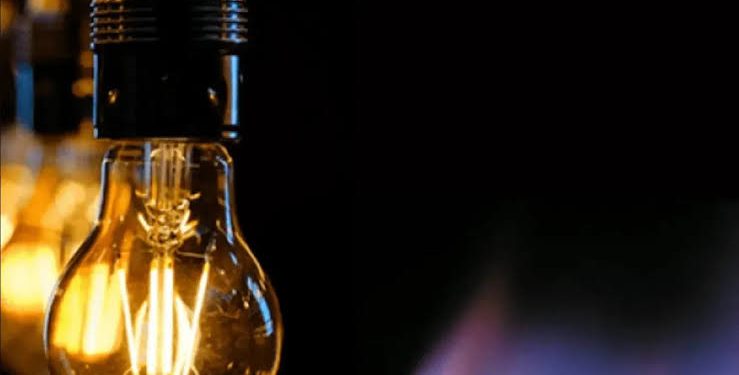 Tarifas en el Presupuesto 2027: el Gobierno proyecta que los usuarios paguen casi el 100% del costo mayorista de la energía  El Presupuesto 2027 prevé que los usuarios paguen el 99,75% del costo mayorista de la electricidad, aunque mantiene una cobertura menor para los hogares subsidiados. En gas, el esquema sigue apoyado en subsidios focalizados, garrafas y Zona Fría.