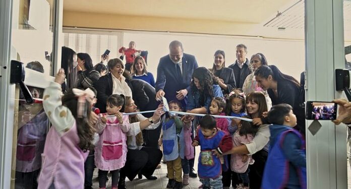 BAHIA BLANCA: Susbielles inauguró el nuevo Jardín de Infantes Nº 962 en el barrio Tierras Argentinas  El intendente Federico Susbielles dejó oficialmente inaugurado el nuevo Jardín de Infantes Nº 962 del barrio Tierras Argentinas, un proyecto educativo clave para ese sector de la ciudad, ya que dará respuesta, también, a la demanda de matricula inicial de otros barrios aledaños como Costa Blanca, Maldonado y Puertas del Sur.
