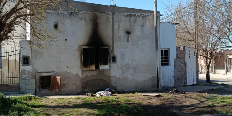 BAHIA BLANCA: Incendio en una vivienda de Villa Loreto: dos mujeres fueron asistidas  El siniestro ocurrió durante la medianoche en una vivienda ubicada en Cacique Venancio y Castelar. Las ocupantes fueron atendidas en el lugar y no necesitaron ser trasladadas a un hospital.