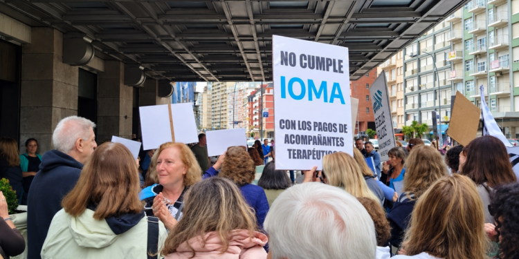 Afiliados piden intervenir el IOMA por la falta de acceso a prestaciones: “Queremos una vida digna”  Afiliados del IOMA juntan firmas para solicitar la intervención de la obra social frente a las dificultades que atraviesan para acceder a tratamientos y prestaciones básicas.
