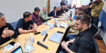 Kicillof reanuda las paritarias con gremios docentes, judiciales y estatales bonaerenses