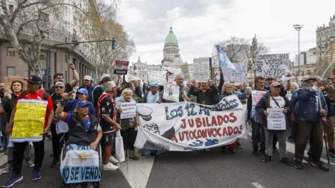Endeudados, personas con discapacidad y jubilados se movilizarán en paralelo a la sesión especial de Diputados La marcha se llevará a cabo desde las 11hs. Una hora más tarde iniciará la sesión especial que tratará la problemática del endeudamiento familiar y la emergencia en discapacidad.