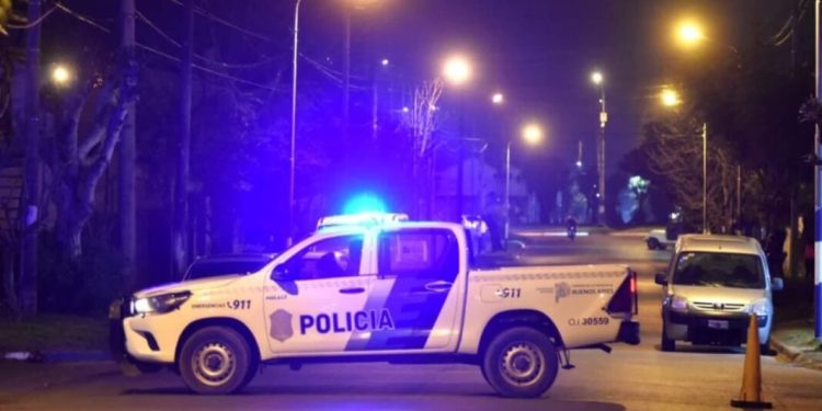 BAHIA BLANCA: Asesinaron de dos disparos a un hombre durante la madrugada y hay un aprehendido Un hombre fue asesinado durante la madrugada de este lunes tras recibir dos disparos en la espalda. El hecho ocurrió alrededor de las 3, en calle Juana Azurduy al 800.