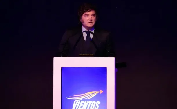 «Ya no es problema mío»: Javier Milei se desentendió del presente y el futuro de los argentinos  El Presidente afirmó tener “mi futuro asegurado” dando conferencias y por tal razón el presente y el futuro de los argentinos “ya no es un problema mío”.