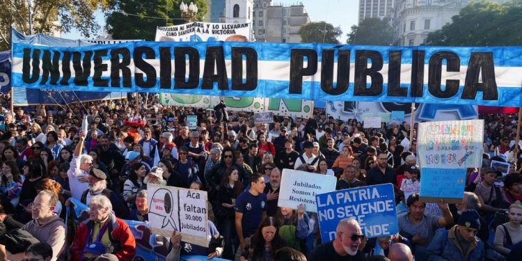 Docentes universitarios arrancan un nuevo paro contra Milei por salarios  Sin acuerdo por paritarias, docentes universitarios y gremios no docentes llevan a cabo este miércoles un paro nacional de 24 horas.
