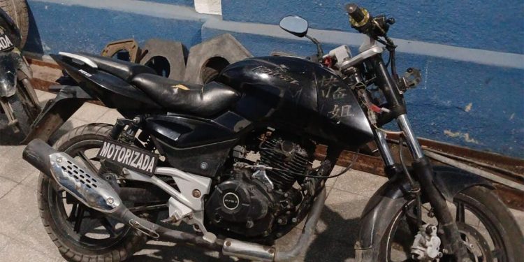 BAHIA BLANCA: Dos adolescentes fueron detenidos tras intentar robar motos en el barrio UPCN  Los jóvenes, de 15 y 17 años, fueron interceptados por efectivos de la Policía Local luego de dos intentos frustrados de sustraer motocicletas estacionadas en la vía pública.