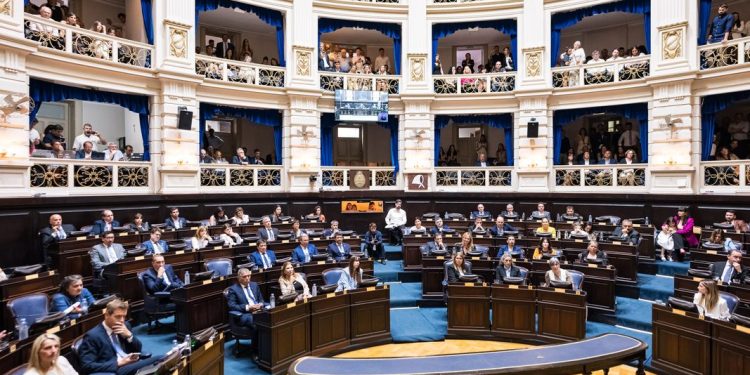Las razones por las que Diputados dividió la mega ley de endeudamiento en cuatro textos Diputados votará cuatro proyectos para abordar el endeudamiento familiar, luego de dividir un extenso despacho único para facilitar su tratamiento.