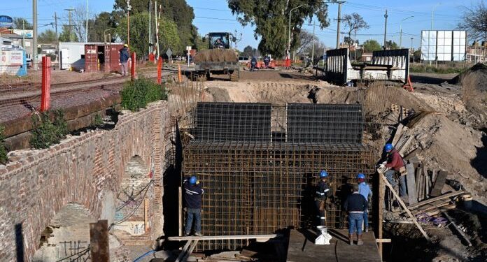 BAHIA BLANCA: Corte de calzada en rotonda Don Bosco «derivaciones del tránsito y cambios de recorridos»  A partir del día de la fecha, y por un lapso de tres días, se producirá un corte al tránsito vehicular en la rotonda de calle Don Bosco, debido a tareas programadas en la zona de vías del ferrocarril.