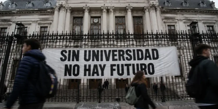 Docentes universitarios encabezan un nuevo un paro de 48 horas por salarios  Sin acuerdo por paritarias, docentes universitarios y gremios no docentes encabezan este jueves un nuevo paro nacional de 48 horas contra el Ejecutivo nacional de Javier Milei.