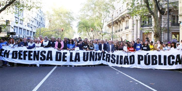 Paro universitario: los gremios rechazaron el 3% ofrecido por el Gobierno y profundizan el reclamo  Docentes y no docentes convocaron un nuevo paro universitario para este martes en reclamo por un aumento salarial acorde y la aplicación de la Ley de Financiamiento.