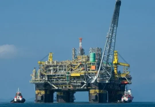 El Gobierno denuncia penalmente a cinco empresas petroleras que operan en Malvinas La Oficina del Presidente informó que Pablo Quirno presentó una denuncia contra cinco compañías por la exploración y explotación de hidrocarburos en la Cuenca Malvinas Norte.