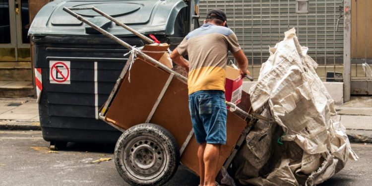 La pobreza volvió a subir al 32,3% y ya alcanza a más de 15 millones de argentinos  El INDEC dio a conocer que la pobreza volvió a subir al 32,3% durante el primer semestre de 2026 y ya alcanza a 15,5 millones de argentinos.
