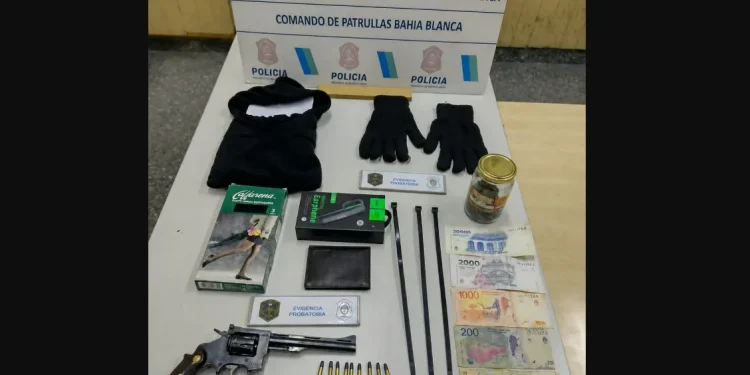BAHIA BLANCA: Entró a robar a una vivienda y fue detenida con un revólver calibre .22  Una adolescente de 15 años fue aprehendida luego de ingresar a una casa ubicada en Ángel Borlenghi al 700. Tenía un arma de fuego, municiones, guantes, precintos y un pasamontañas. También había preparado distintos elementos para llevarse.