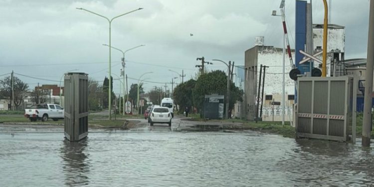 BAHIA BLANCA: La marea alcanzó los 6,05 metros y generó anegamientos en Cerri e Ingeniero White  El Municipio de Bahía Blanca informó que continúa monitoreando las condiciones meteorológicas, con especial atención en las zonas costeras de Ingeniero White y General Daniel Cerri, luego de que la pleamar vespertina alcanzara una altura máxima de 6,05 metros en la zona de la ría.