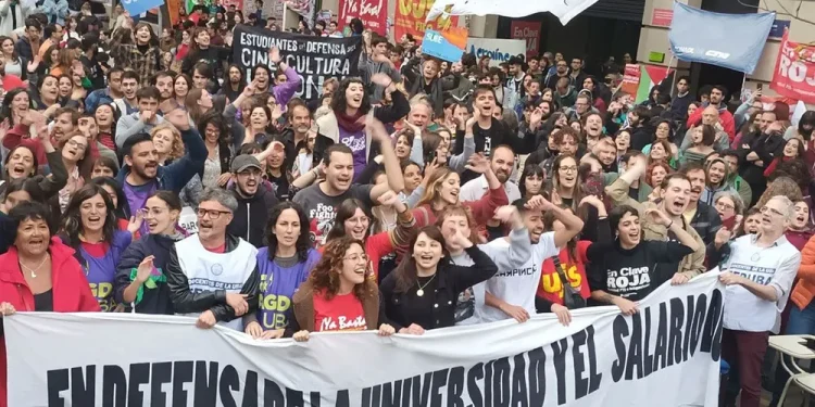 Universidades: tras el paro, los gremios se encaminan a una nueva marcha federal y definen medidas  La semana próxima habrá nuevas medidas de fuerza para visibilizar el conflicto y a fin de mes podría realizarse una nueva Marcha Federal Universitaria.