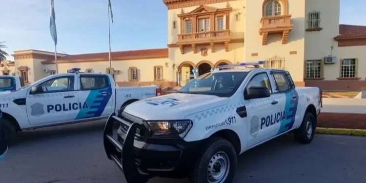 Villarino: echan a 8 policías por falsear su domicilio para cobrar «zona desfavorable»  Se comprobó que los policías de Villarino adulteraron su domicilio y lo anotaron en Patagones para recibir el cobro extra de "beneficio por zona desfavorable".